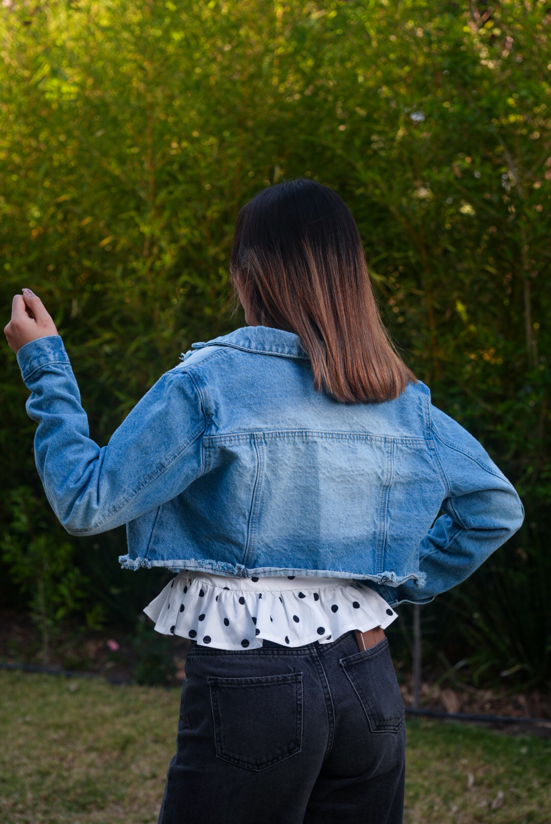 Chamarra de mezclilla cropped estilo vintage desgastado