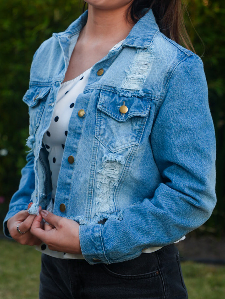 Chamarra de mezclilla cropped estilo vintage desgastado