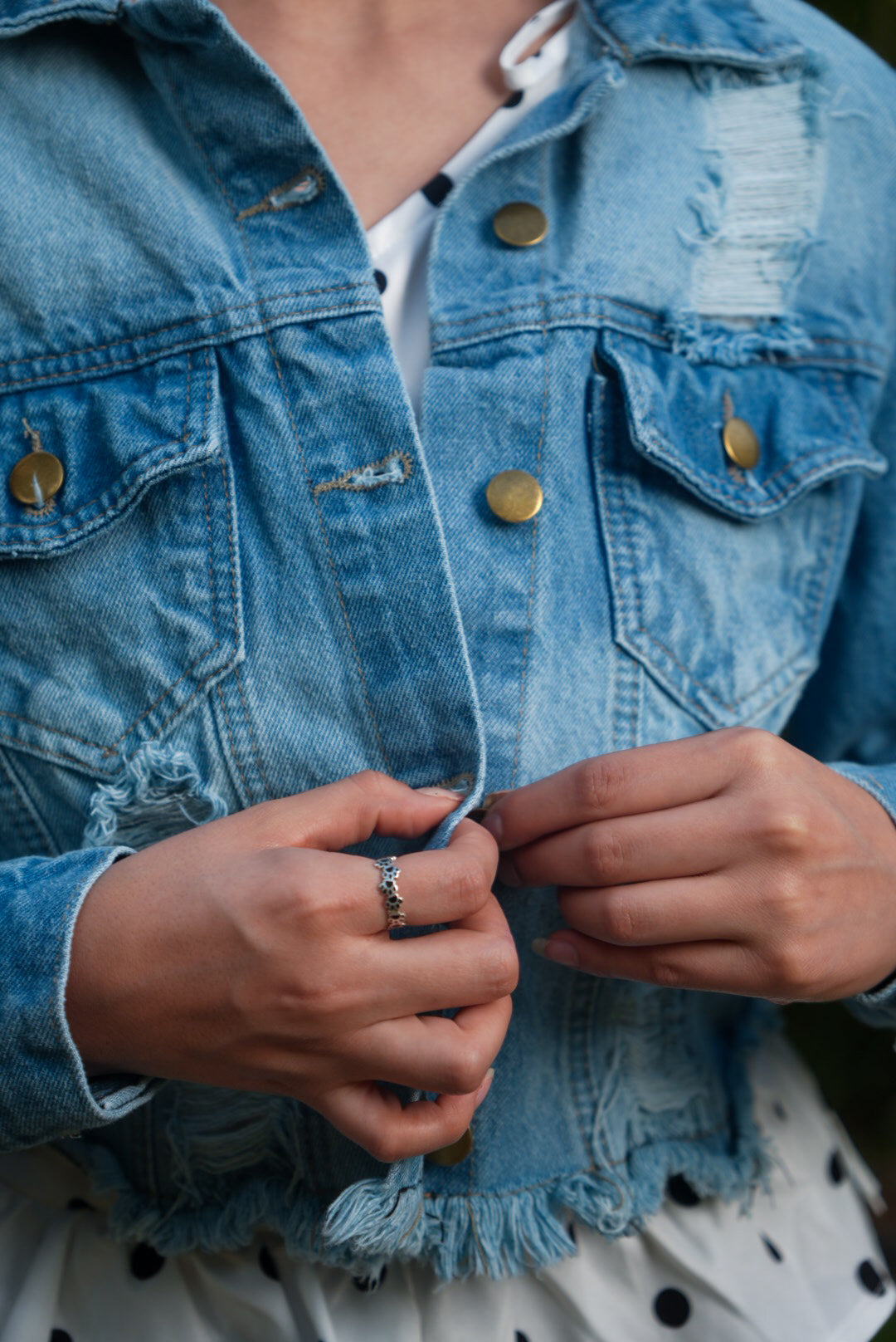 Chamarra de mezclilla cropped estilo vintage desgastado