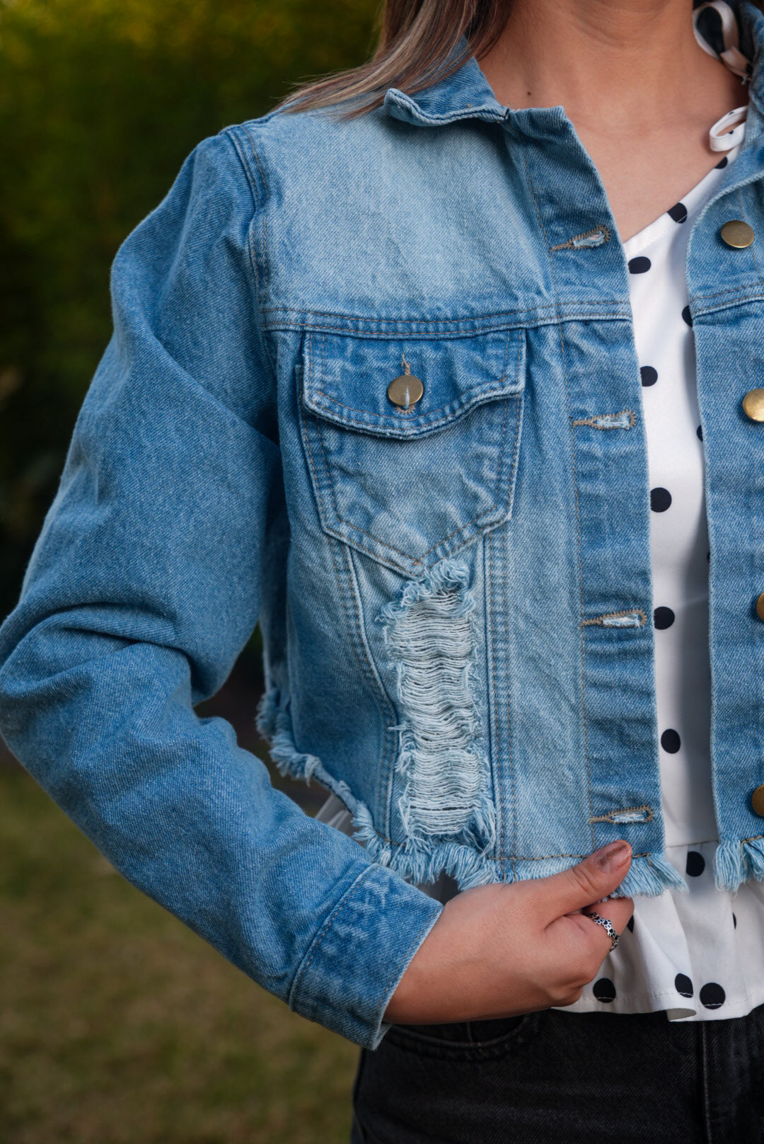 Chamarra de mezclilla cropped estilo vintage desgastado